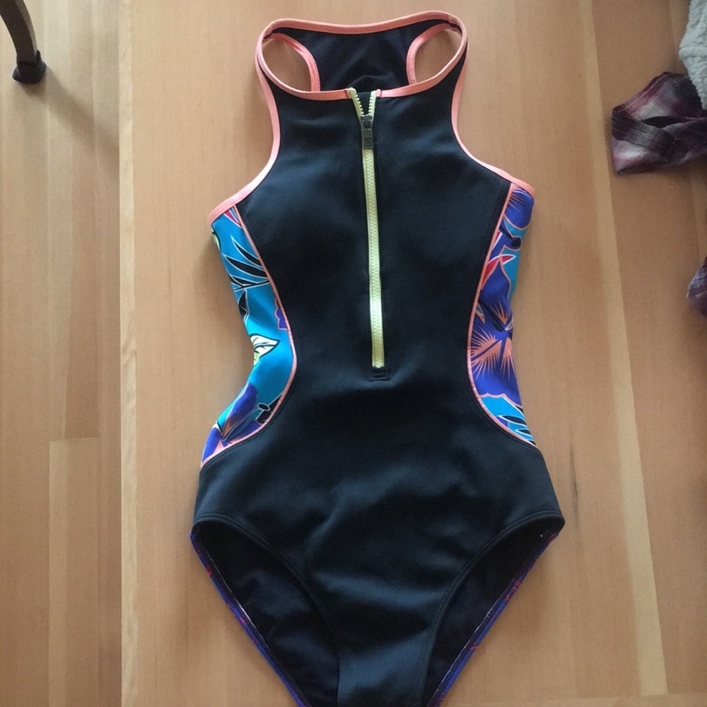 Roxy pop-surf one piece! Zip front. Retro vibes